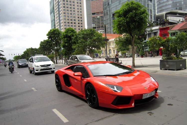 Sieu xe tien ty Lamborghini Aventador lan banh tren pho Viet